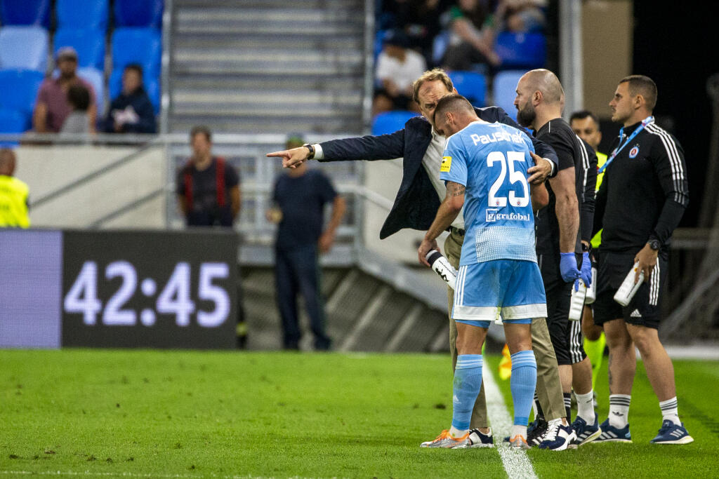 Na Tehelnom poli sa stretol v 3. kole kvalifikácie európskej ligy ŠK Slovan Bratislava a Olympiacos FC. Na snímke jer Vladimír Weiss a Lukáš Pauschek.