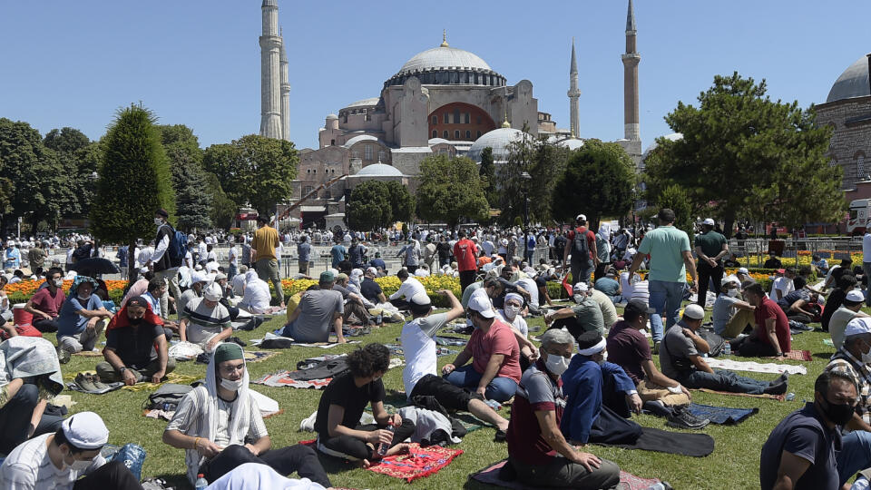 KK20 Istanbul - Veriaci čakajú pred byzantskou Hagiou Sofiou v historickom centre Istanbulu 24. júla 2020. V piatok sa moslimovia budú po prvý raz po 86 rokoch modliť po premene budovy z múzea na mešitu. Hagiu Sofiu pôvodne postavili ako katedrálu v rokoch 532-537 počas existencie Byzantskej ríše, na príkaz cisára Justiniána. V roku 1985 zapísali Hagiu Sofiu na zoznam Svetového dedičstva UNESCO. Turecký úrad pre náboženské záležitosti Diyanet informoval, že kresťanské ikony budú počas moslimskýc