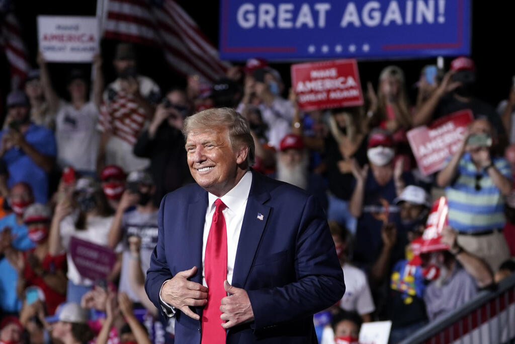 Americký prezident Donald Trump počas predvolebného mítungu na letisku Smitha Reynoldsa v americkom Winston-Saleme.