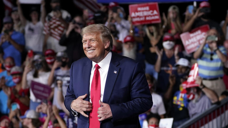 WA 30 Winston-Salem - Americký prezident Donald Trump počas predvolebného mítungu na letisku Smitha Reynoldsa v americkom Winston-Saleme 8. septembra 2020. Donalda Trumpa nominovali na Nobelovu cenu mieru pre jeho úsilie sprostredkovať nadviazanie mieru medzi Izraelom a Spojenými arabskými emirátmi (SAE), informovala v stredu 9. septembra televízia Sky News. FOTO TASR/AP
President Donald Trump stands on stage after speaking at a campaign rally at Smith Reynolds Airport, Tuesday, Sept. 8, 202