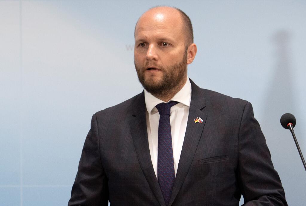 Minister obrany a nominant OĽaNO Jaroslav Naď (41) čelí tvrdej kritike opozície! Tá mu vyčíta tender za desiatky miliónov eur na vybudovanie kontajnerových mestečiek pre zahraničných vojakov. Rezort sa bráni, že zákazky konzultoval s Úradom pre verejné obstarávanie (ÚVO). Aktuálne sa však ukázalo, že nie je tomu tak!