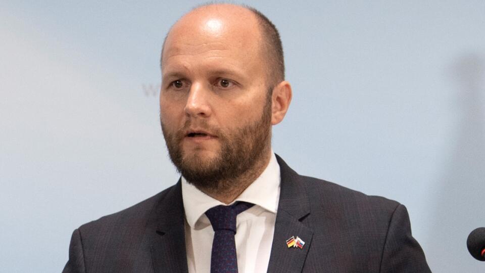 Minister obrany a nominant OĽaNO Jaroslav Naď (41) čelí tvrdej kritike opozície! Tá mu vyčíta tender za desiatky miliónov eur na vybudovanie kontajnerových mestečiek pre zahraničných vojakov. Rezort sa bráni, že zákazky konzultoval s Úradom pre verejné obstarávanie (ÚVO). Aktuálne sa však ukázalo, že nie je tomu tak!