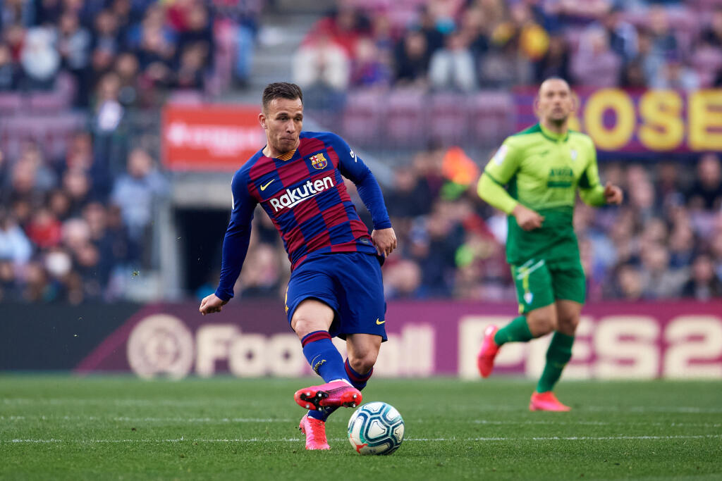 Brazílsky futbalista Arthur Melo posilnil od sezóny 2020/2021 káder Juventusu Turín. Úradujúci taliansky majster sa dohodol s vedením FC Barcelona na prestupe 23-ročného stredopoliara, za ktorého zaplatil Kataláncom 72 miliónov eur. Ďalších 10 miliónov mohol španielsky šampión získať na prípadných bonusoch, o čom informovala agentúra AFP. A možno aj vďaka takýmto sumám si ulovil sexi zubárku, v ktorej si minimálne raz určite užil v zubárskom kresle.