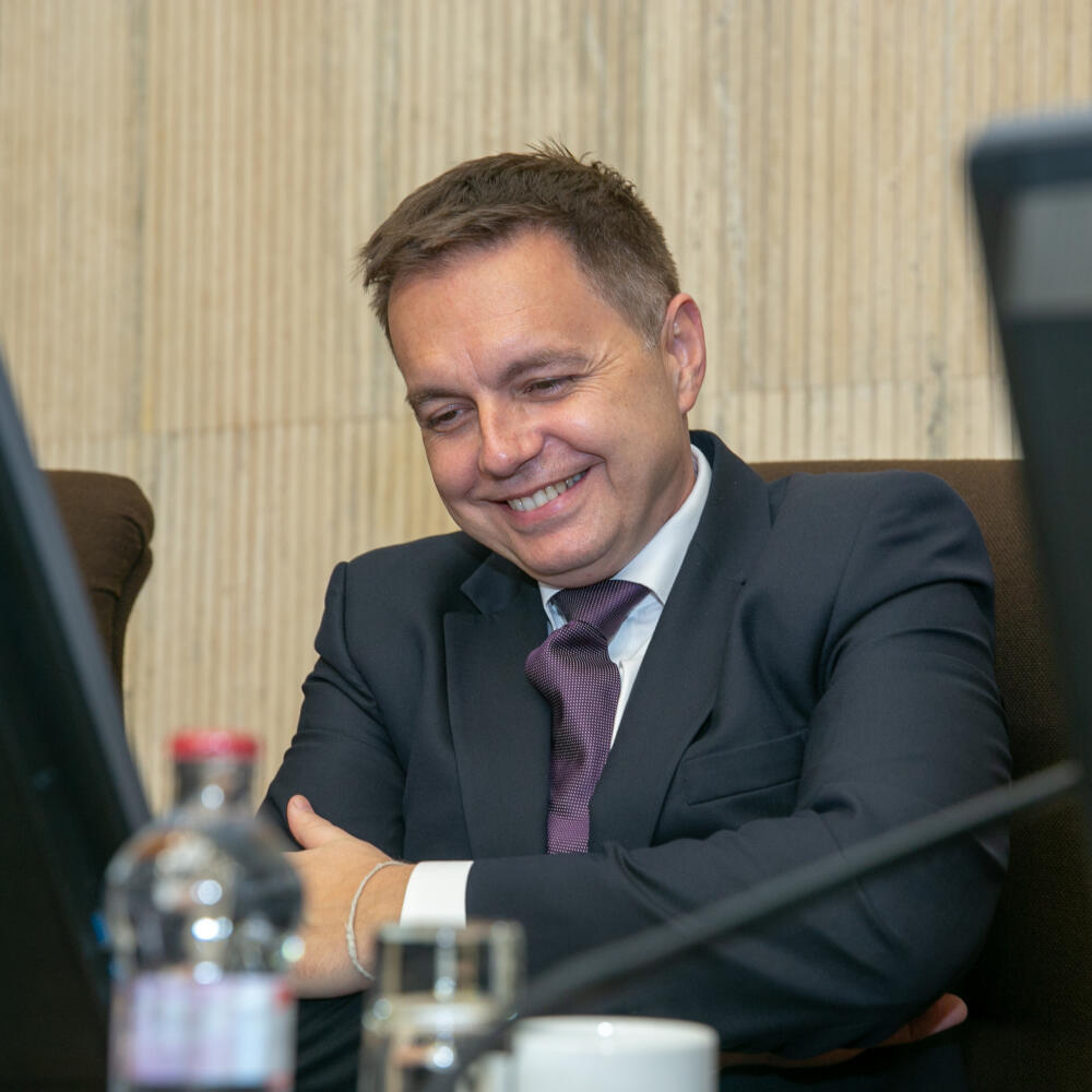 Na snímke sa nachádza Peter Kažimír v Úrade Vlády.