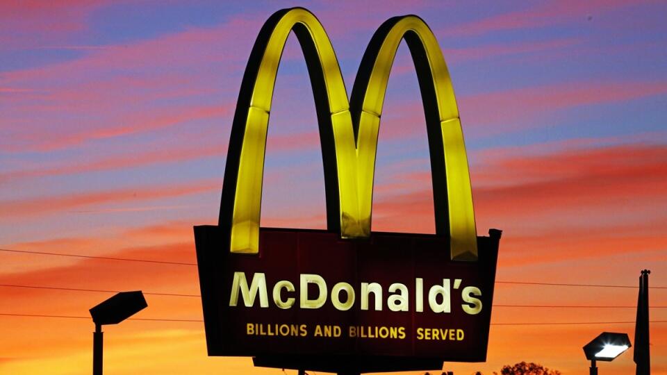 WA 32 archív Ebensburg - Na archívnej snímke z 10. októbra 2015 je logo jednej z prevádzok reštaurácií rýchleho občerstvenia McDonald´s počas západu slnka v americkom meste Ebensburg.
Deväťdesiatštyriročnú zamestnankyňu McDonaldu
Loraine Maurerovú ocenili za jej 44 rokov práce v spoločnosti McDonald v stredu 23. marca 2017. FOTO TASR /AP
smiles at the N. Green River McDonald's location in Evansville, Ind. A celebration was held Thursday for Maurer for more than four decades of work at local