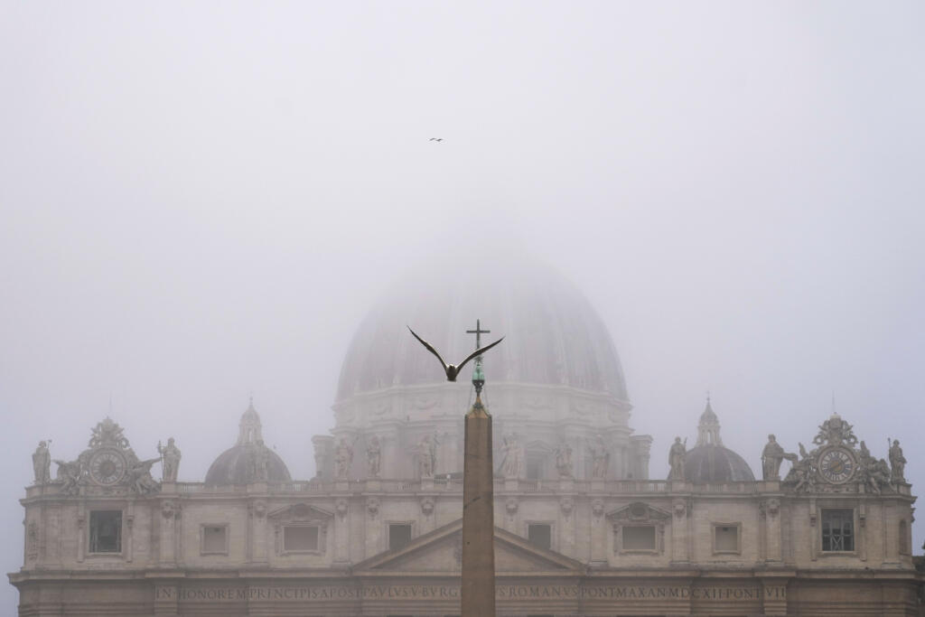JB 35 Londýn - Katedrála Sv. Petra vo Vatikáne 21. marca 2024 zahalená v hmle. FOTO TASR/AP

Fog shrouds the St. Peter's Dome at the Vatican, Thursday, March 21, 2024.(AP Photo/Gregorio Borgia)