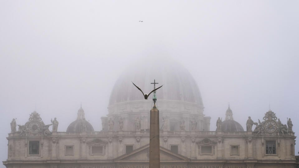 JB 35 Londýn - Katedrála Sv. Petra vo Vatikáne 21. marca 2024 zahalená v hmle. FOTO TASR/AP
Fog shrouds the St. Peter's Dome at the Vatican, Thursday, March 21, 2024.(AP Photo/Gregorio Borgia)