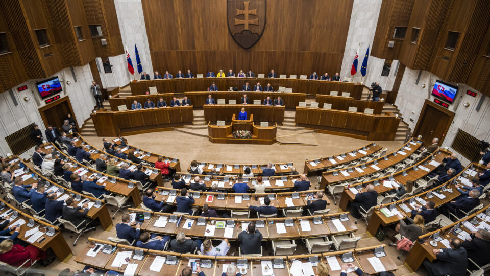 Prezidentka SR Zuzana Čaputová (uprostred) vystupuje so správou o stave Slovenskej republiky pred poslancami Národnej rady (NR) SR v Bratislave v utorok 29. novembra 2022. jej vystúpenie počúvajú premiér SR Eduard Heger (OĽANO, prvý rad za rečníckym pultom tretí sprava) a predseda parlamentu Boris Kollár (Sme rodina, druhý rad tretí sprava). FOTO TASR - Jaroslav Novák