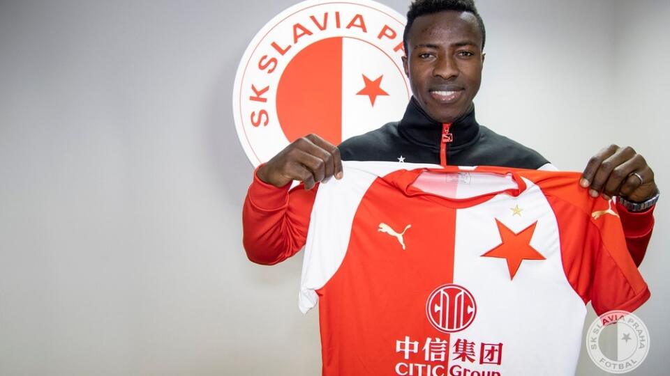 Mohamed Tijani pózuje s dresom Slavie, do ktorej prišiel na hosťovanie z druholigovej Jihlavy