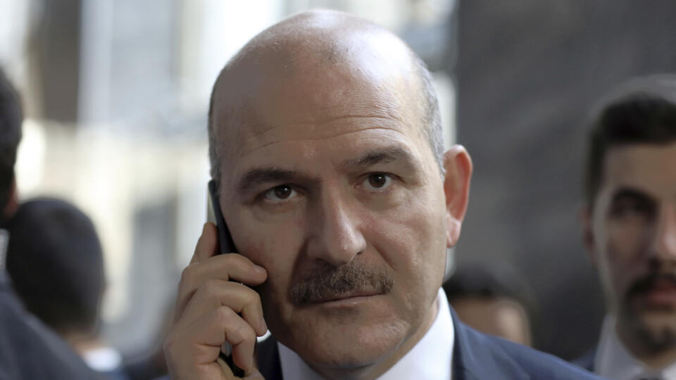 Na archívnej snímke z 5. novembra 2019 turecký minister vnútra Süleyman Soylu hovorí cez telefón v Ankare.  FOTO TASR/AP