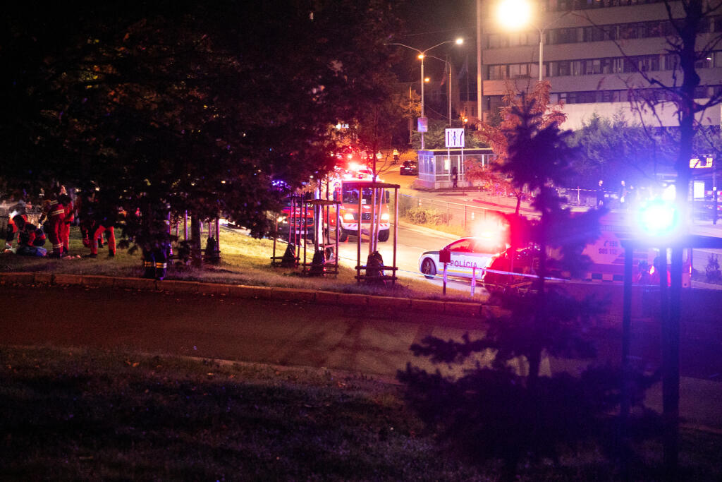 Tragická havária auta na Zochovej ulici, auto nabúralo do autobusovej zástavky.