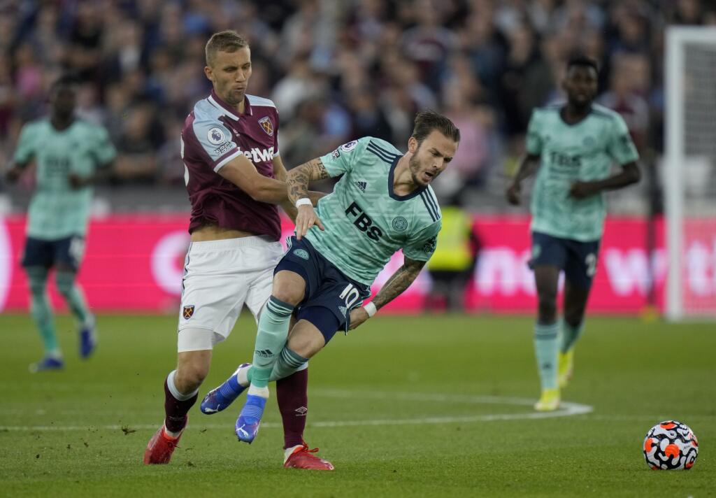 Tomáš Souček (vľavo) v akcii v drese West Hamu.
