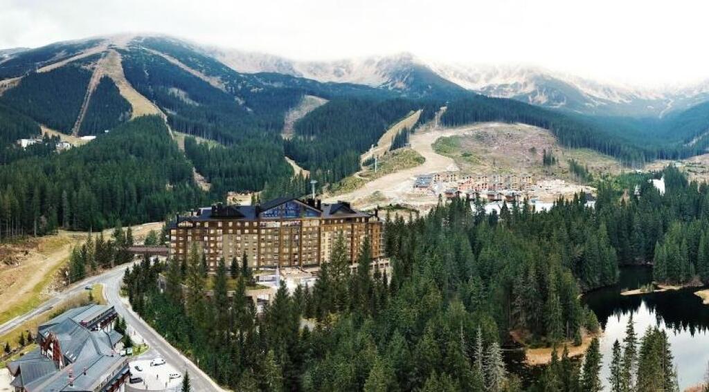 Najväčší hotel v Tatrách dokončuje strechu. Rezort otvorí brány budúcu zimu