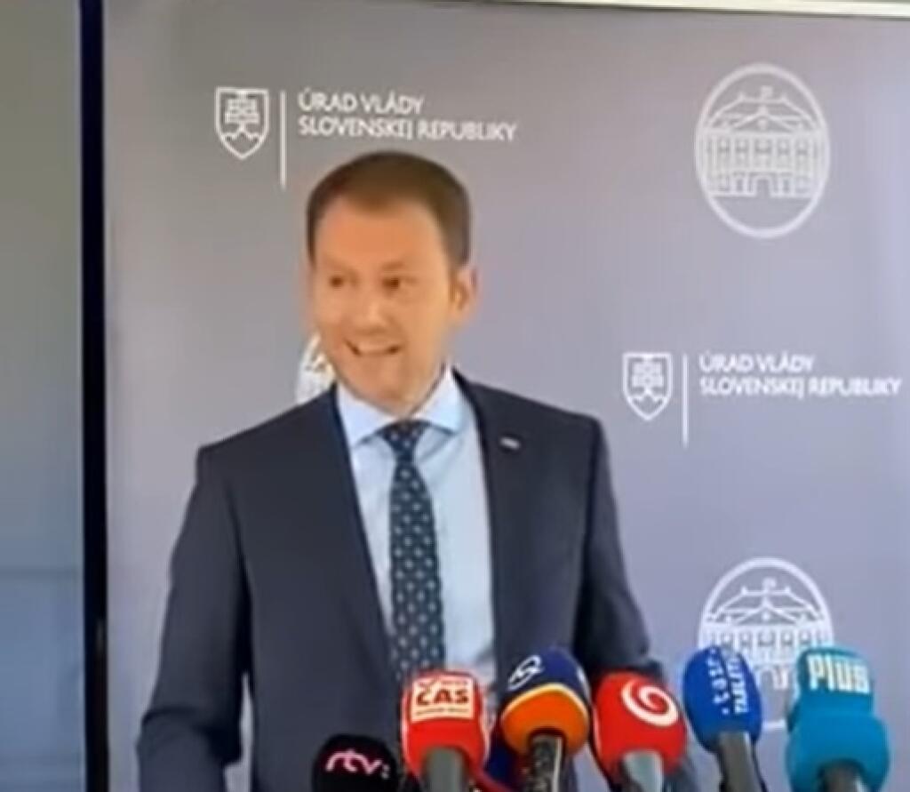 Smiech ako obrana
Marek Trubač: „Na jednu z otázok novinárky premiér reagoval smiechom, ktorý sa skôr podobal na zamrznutý úsmev. Tento silený úsmev je akýmsi zakrývacím manévrom, kedy chceme zľahčovať vážnosť situácie a dať najavo, že to s nami nezakýva. Navyše pán premiér si počas tohto „úsmevu“ poklepkával prstami pravej ruky po rečníckom pultíku, a jeho tvár pôsobila stuhnuto a zmeravene, čo je prejav nervozity.“