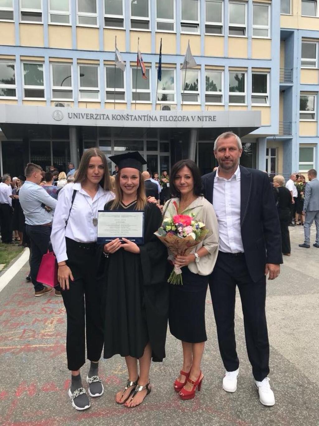Königovci všetci pokope. Otec Miroslav, mama Renáta a dcéry Barbora s Rebekou.