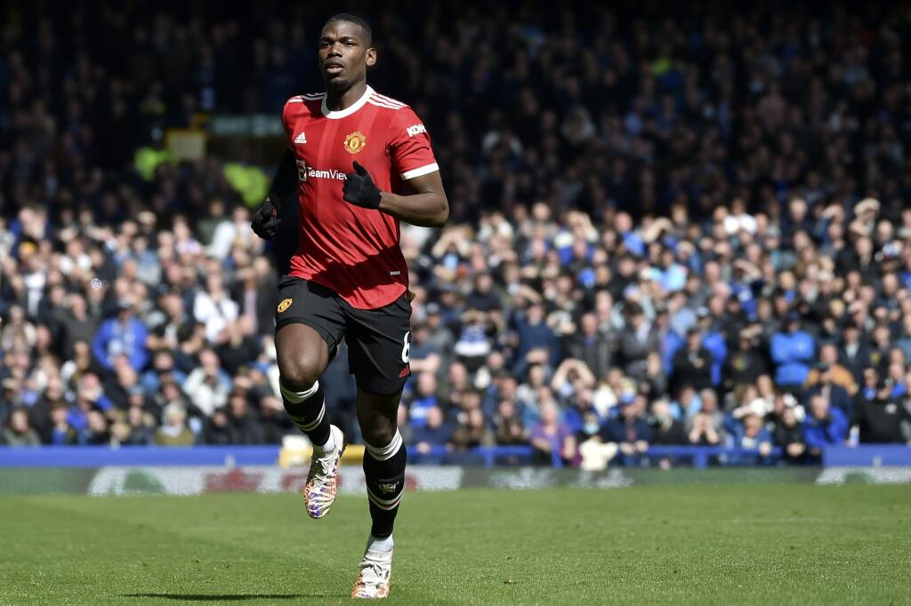 Futbalista Manchestru United Paul Pogba beží počas zápasu 32. kola anglickej Premier League FC Everton - Manchester United v Liverpoole v sobotu 9. apríla 2022.