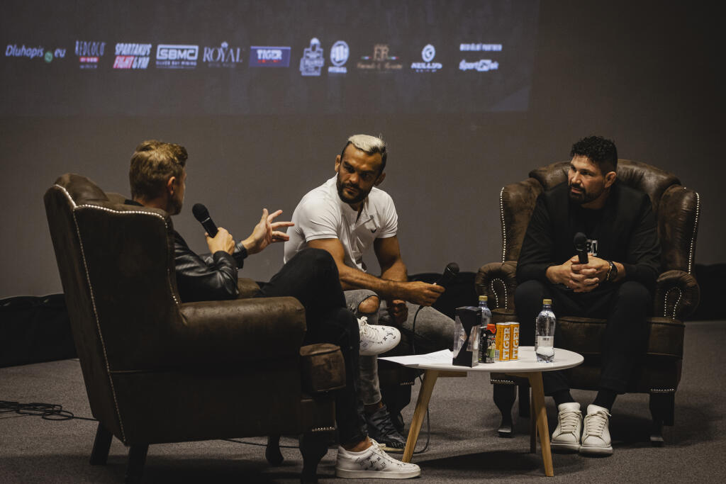 MMA bojovník Ivan Buchinger sa v priebehu šou objavil aj na pódiu. Végha však prišiel
