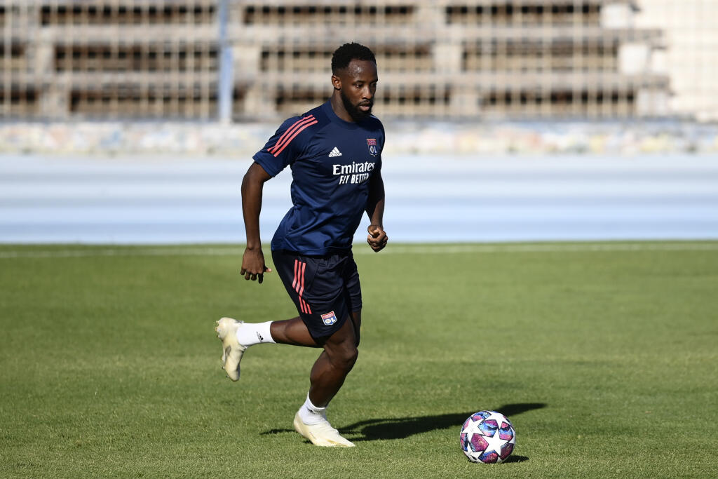 WA 32 Lisabon - Futbalista Lyonu Moussa Dembele pózujú počas tréningu na štadióne v Lisabone v utorok 18. augusta 2020. V portugalskej metropole v stredu odohrajú futbalisti Bayernu a Lyonu semifinále Ligy majstrov. FOTO TASR/AP
Lyon's Moussa Dembele runs with a ball during a training session at the Restelo stadium in Lisbon, Tuesday Aug. 18, 2020. Lyon will play Bayern in a Champions League semifinals soccer match on Wednesday. (Franck Fife/Pool via AP)