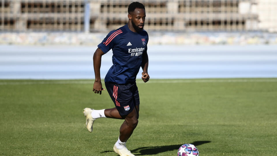 WA 32 Lisabon - Futbalista Lyonu Moussa Dembele pózujú počas tréningu na štadióne v Lisabone v utorok 18. augusta 2020. V portugalskej metropole v stredu odohrajú futbalisti Bayernu a Lyonu semifinále Ligy majstrov. FOTO TASR/AP

 
Lyon's Moussa Dembele runs with a ball during a training session at the Restelo stadium in Lisbon, Tuesday Aug. 18, 2020. Lyon will play Bayern in a Champions League semifinals soccer match on Wednesday. (Franck Fife/Pool via AP)