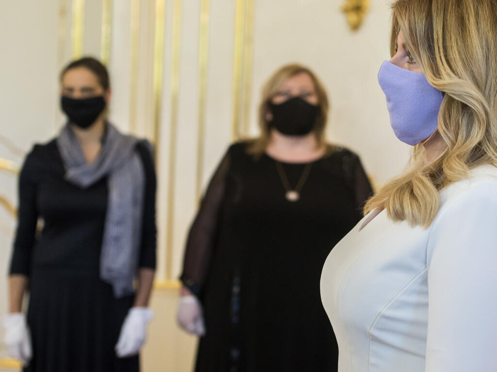 Prezidentka SR Zuzana Čaputová vymenovala nového predsedu Najvyššieho súdu SR Jána Šikutu (na snímke nie je) a v pozadí zľava ministerka spravodlivosti SR Mária Kolíková a predsedníčka Súdnej rady SR Lenka Praženková 20. mája 2020 v Bratislave. FOTO TASR - Martin Baumann