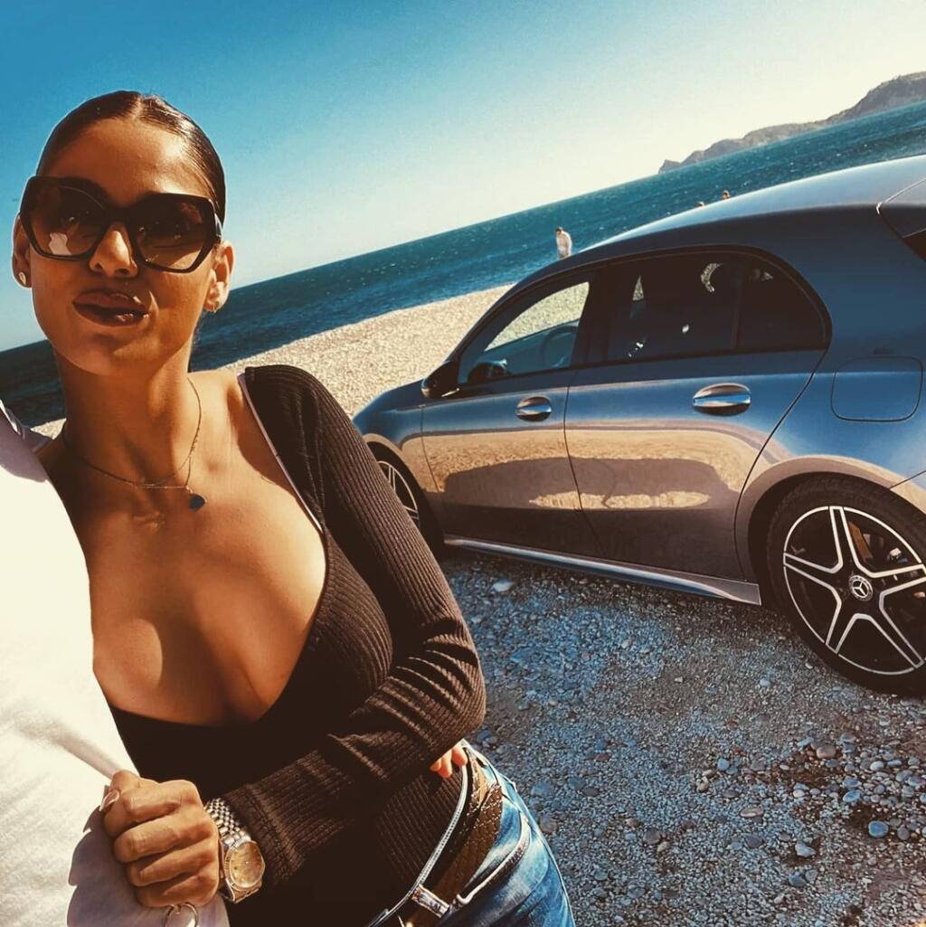 Sexi Nadia Alexandrovová pochádza z Bulharska a v Španielsku sa okrem futbalistu venuje predaju luxusných áut.