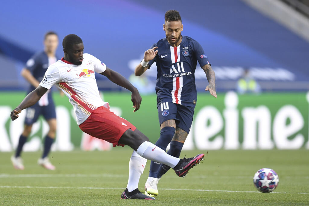 JB 27 Lisabon - Hráč PSG Neymar (vpravo) bojuje o loptu s Dayotom Upamecanom z Lipska v zápase semifinálovej odvety Európskej ligy UEFA 2019/2020 RB Lipsko - Paríž St. Germain v Lisabone 18. augusta 2020. FOTO TASR/AP
PSG's Neymar, right, challenges for the ball with Leipzig's Dayot Upamecano during the Champions League semifinal soccer match between RB Leipzig and Paris Saint-Germain at the Luz stadium in Lisbon, Portugal, Tuesday, Aug. 18, 2020. (David Ramos/Pool Photo via AP)