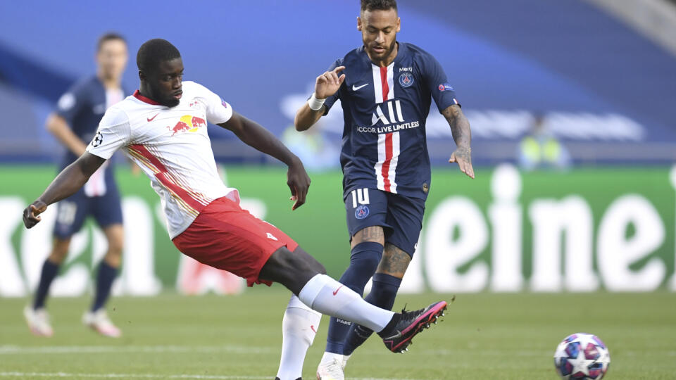 JB 27 Lisabon - Hráč PSG Neymar (vpravo) bojuje o loptu s Dayotom Upamecanom z Lipska v zápase semifinálovej odvety Európskej ligy UEFA 2019/2020 RB Lipsko - Paríž St. Germain v Lisabone 18. augusta 2020. FOTO TASR/AP
PSG's Neymar, right, challenges for the ball with Leipzig's Dayot Upamecano during the Champions League semifinal soccer match between RB Leipzig and Paris Saint-Germain at the Luz stadium in Lisbon, Portugal, Tuesday, Aug. 18, 2020. (David Ramos/Pool Photo via AP)