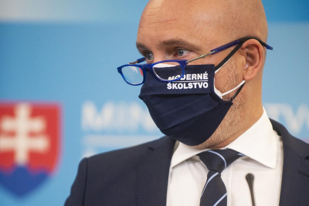 Na snímke minister školstva, vedy, výskumu a športu SR Branislav Gröhling (SaS) počas tlačovej konferencie na tému Kroky ministerstva školstva pre bezpečnejšie školy 26. novembra 2021 v Bratislave. FOTO TASR - Jakub Kotian