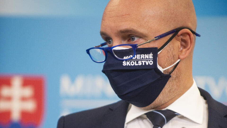 Na snímke minister školstva, vedy, výskumu a športu SR Branislav Gröhling (SaS) počas tlačovej konferencie na tému Kroky ministerstva školstva pre bezpečnejšie školy 26. novembra 2021 v Bratislave. FOTO TASR - Jakub Kotian