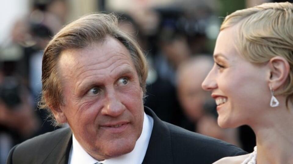 French actor Gerard Depardieu (L) looks across to Belgian actress Cecile de France as they arrive for the screening of French director Xavier Giannoli's in-competition film 'Quand J'Etais Chanteur' at the 59th Cannes Film Festival May 26, 2006. REUTERS/Mario Anzuoni