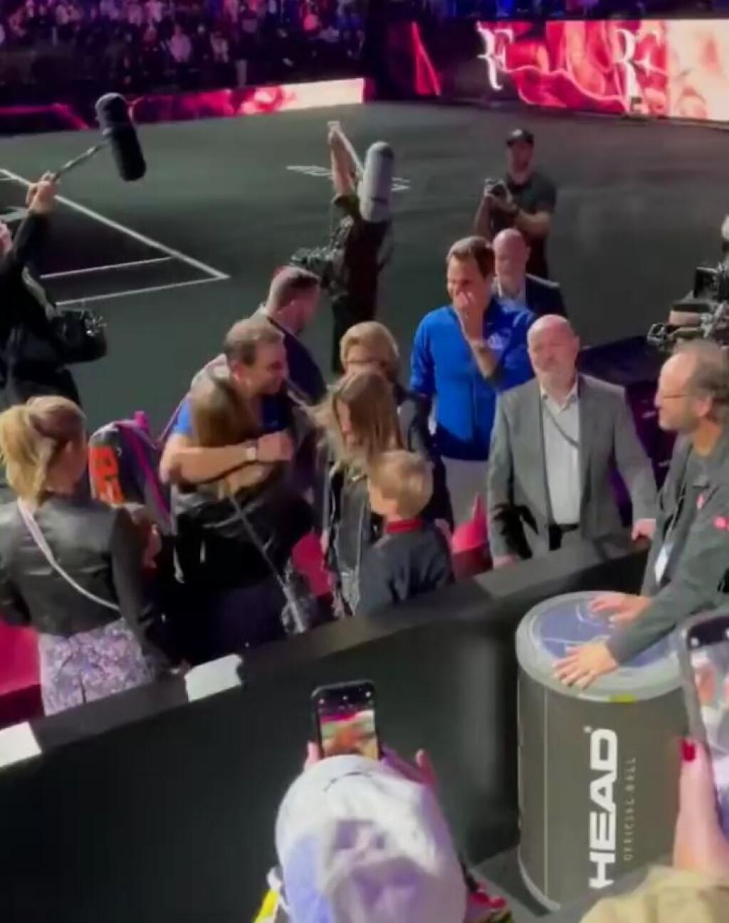 Nadala premenovali médiá po týchto záberoch na strýka Rafu. Španielsky tenista sa po zápase na Laver Cupe vyobjímal s celou Federerovou rodinou. Hoci s Rogerom boli dlhé roky rivali, dokazuje to, že zároveň boli a sú dobrí kamaráti.