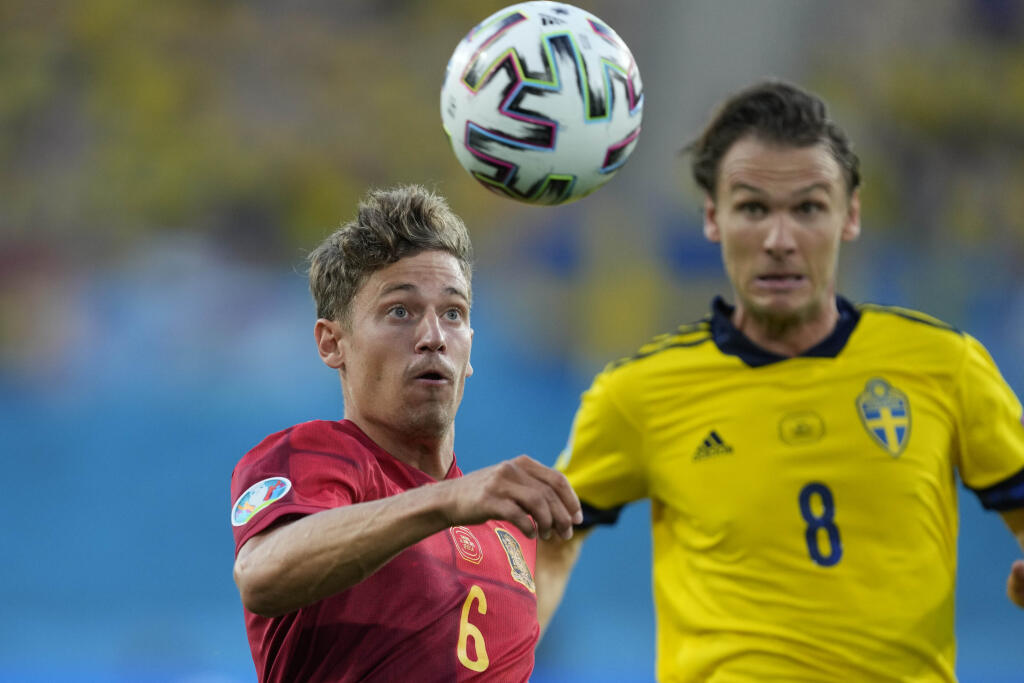 EBE 42 Sevilla - Na snímke vľavo hráč Španielska Marcos Llorente a hráč Švédska Albin Ekdal v zápase E-skupiny na majstrovstvách Európy vo futbale Španielsko - Švédsko v španielskej Seville 14. júna 2021. FOTO TASR/AP
Spain's Marcos Llorente, left, challenges for the ball with Sweden's Albin Ekdal during the Euro 2020 soccer championship group E match between Spain and Sweden at La Cartuja stadium in Seville, Monday, June 14, 2021. (AP Photo/Thanassis Stavrakis, Pool)