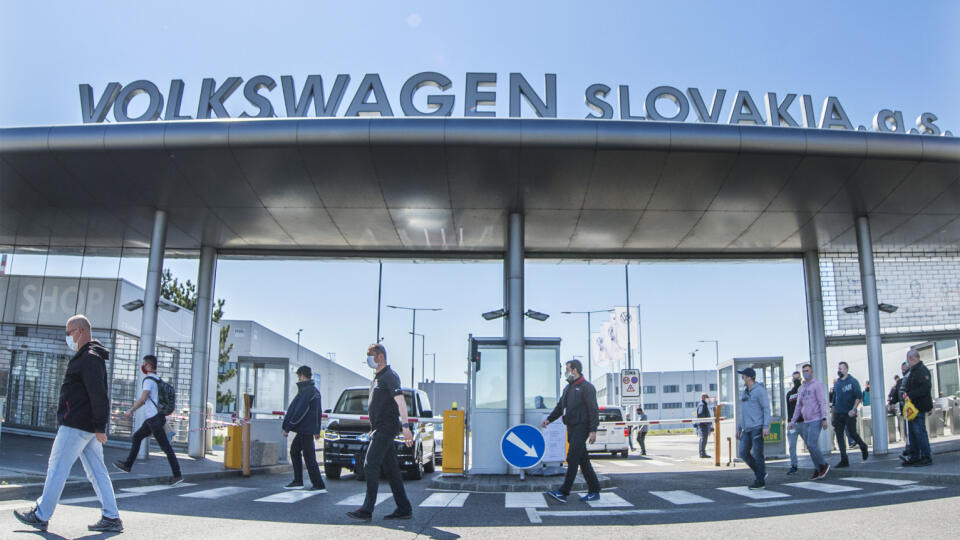 Na snímke zamestnanci automobilky Volkswagen Slovakia a.s. odchádzajú z práce po obnovení výroby v Bratislave 20. apríla 2020. Bratislavský Volkswagen od pondelka po niekoľkotýždňovej prestávke čiastočne obnovil výrobu automobilov. Bratislavský závod rozbehol v jednozmennej prevádzke za prísnych opatrení jeden zo segmentov vyrábajúcich SUV vozidlá. Firma prerušila výrobu 17. marca 2020 pre aktuálnu krízovú situáciu v súvislosti s novým koronavírusom. Automobilka sa rozhodla prerušiť výrobu aj z