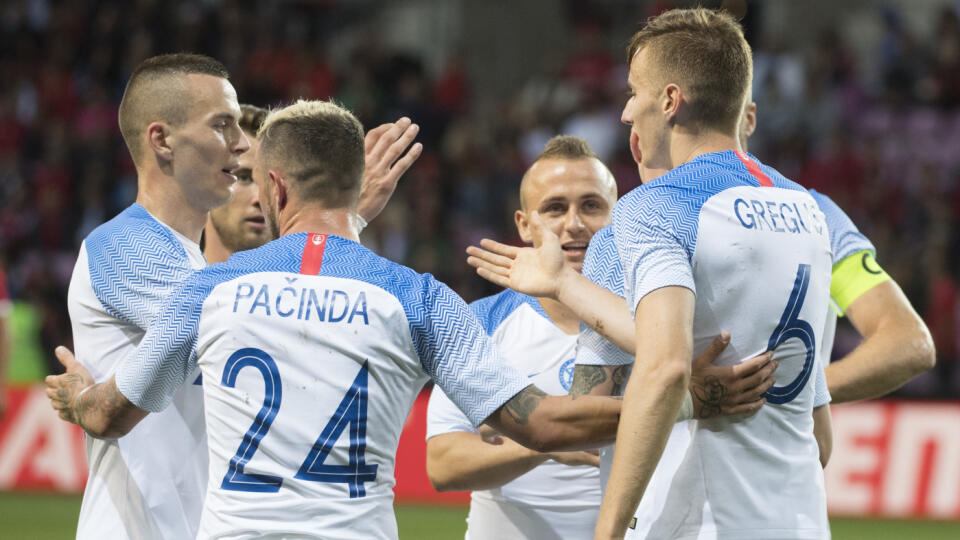 Boris Sekulič v drese slovenskej futbalovej reprezentácie (vľavo).