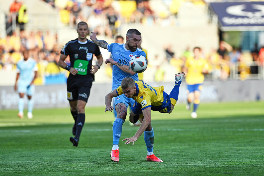 Na snímke v popredí András Schäfer (DAC) a Guram Kašia (Slovan) počas zápasu 7. kola futbalovej Fortuna ligy FC DAC 1904 Dunajská Streda - ŠK Slovan Bratislava 12. septembra 2021 v Dunajskej Strede. FOTO TASR - Edmund Örzsik