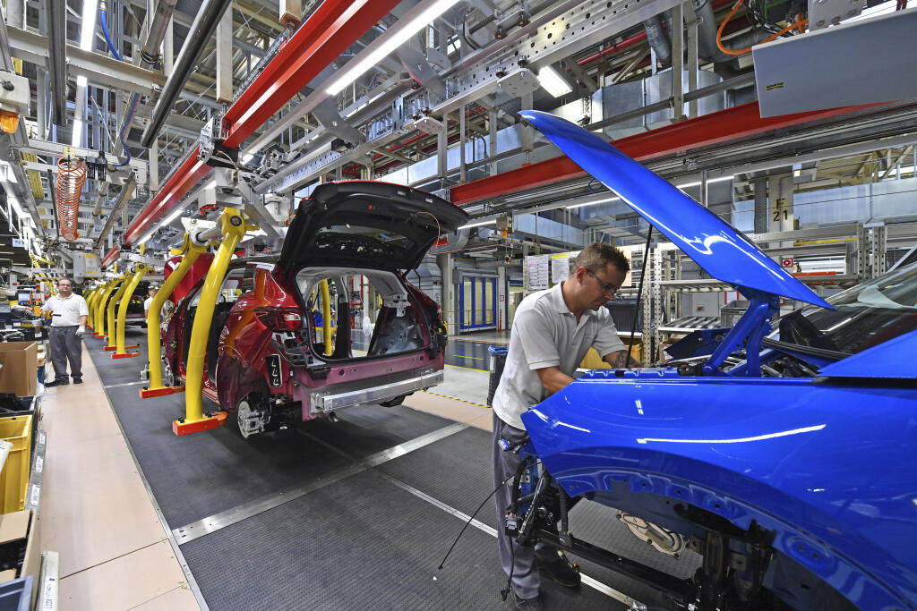WA 42 Eisenach -  Zamestnanci montujú mestský SUV Grandland Fabrika nemeckej automobilky Opel v Eisenachu v stredu 28. augusta 2019. Fabrika nemeckej automobilky Opel v Eisenachu zažije nový štart. Továreň, ktorá sa viac než dve desaťročia zameriavala na výrobu malých modelov, začala v stredu s produkciou mestského SUV Grandland. FOTO TASR/AP


Workers assemble a 