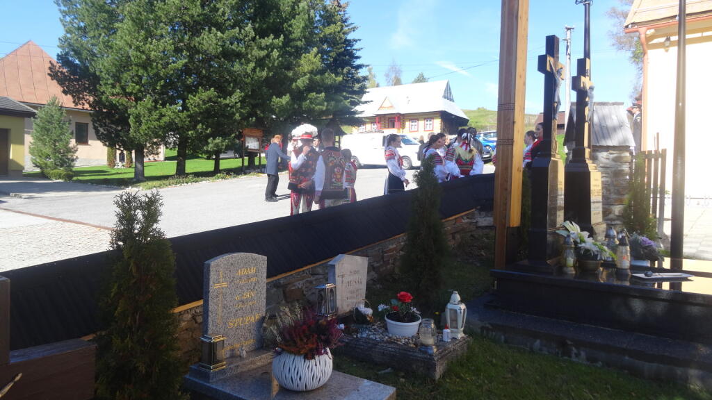 Cintorín v Ždiari je tesne hneď pri kostole.