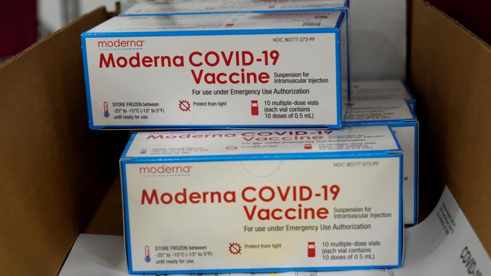 Krabice obsahujúce vakcínu proti ochoreniu COVID-19 od americkej biotechnologickej spoločnosti Moderna počas prepravy z distribučného centra v meste Olive Branch, americký štát Mississippi v nedeľu 20. decembra 2020. Americký Úrad pre kontrolu potravín a liečiv (FDA) v piatok 18. decembra definitívne schválil druhú vakcínu proti ochoreniu COVID-19, a to od spoločnosti Moderna.