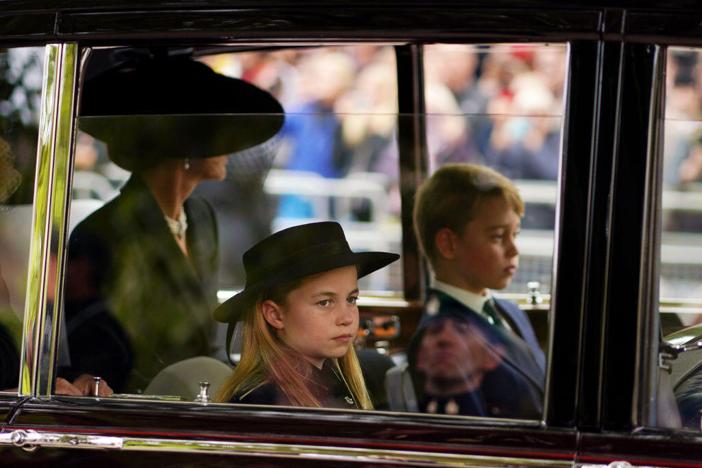 Do Westminsterského paláca dorazila Kate v čiernej róbe spolu so svojimi deťmi, princom Georgom (9) a princeznou Charlotte (7).