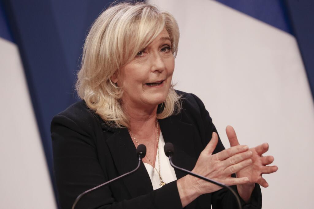 JB 13 Budapešť - Predsedníčka francúzskeho krajne pravicového Národného združenia (RN) Marine Le Penová počas tlačovej konferencie s maďarským premiérom Viktorom Orbánom po ich stretnutí v Budapešti 26. októbra 2021. FOTO TASR/AP
French far-right leader Marine le Pen speaks during a joint press conference with Hungarian Prime Minister Viktor Orban in Budapest, Hungary, Tuesday, Oct. 26, 2021. (AP Photo/Laszlo Balogh)