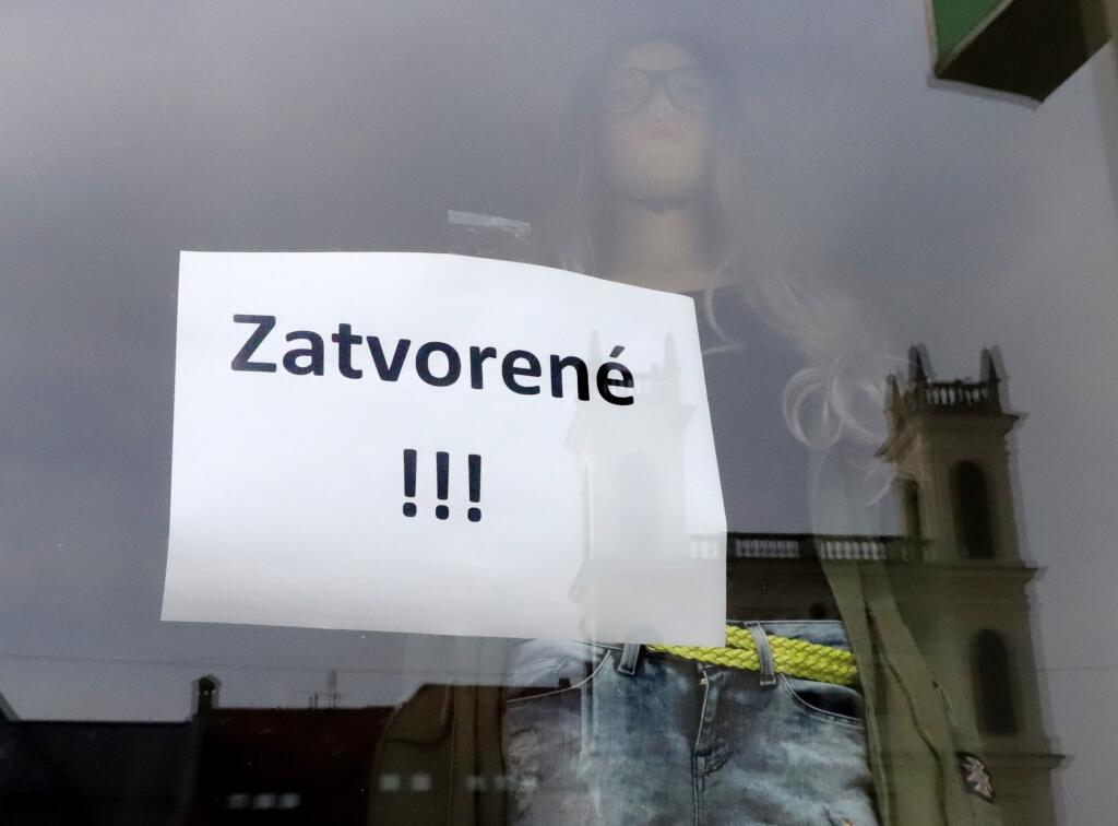 Na snímke pre šíriacu sa nákazu koronavírusom zatvorené obchody na vyľudnenom Námestí SNP v Banskej Bystrici.