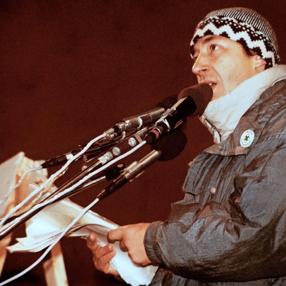 Ján Budaj v „plnej poľnej“ s legendárnou „budajkou“ vyzbrojený papiermi.
