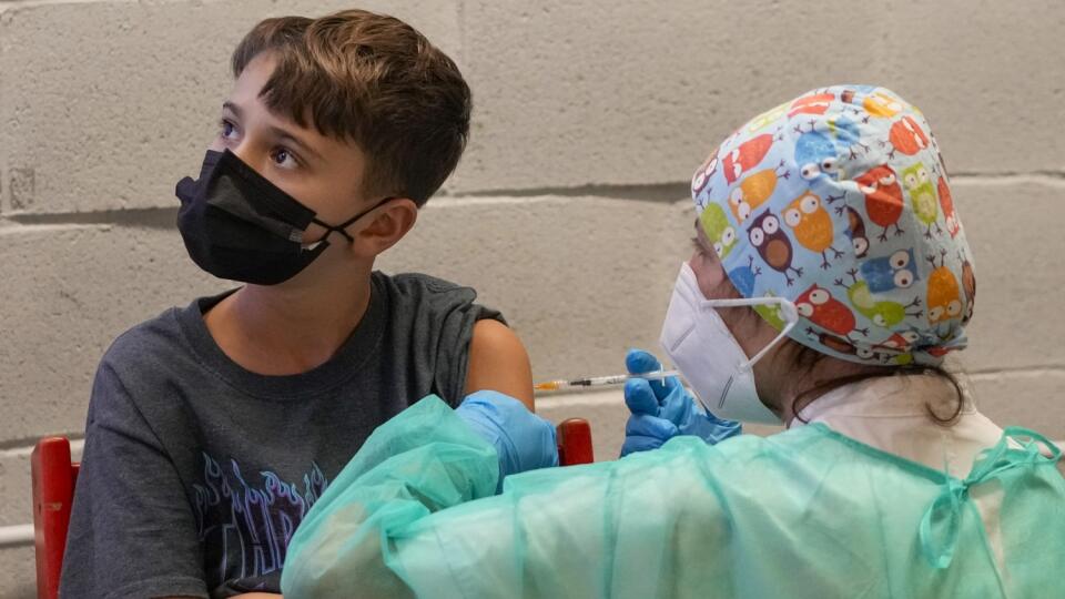 EBE 20 Rím - Chlapec dostáva vakcínu proti ochoreniu COVID-19 od spoločnosti Pfizer-BioNtech pre deti vo veku 5 - 11 rokov v Ríme v stredu 15. decembra 2021. FOTO TASR/AP
A boy receives a dose of Pfizer-BioNTech COVID-19 vaccination for children aged 5 - 11, in Rome, Wednesday, Dec. 15, 2021. Italy has started vaccinating children aged 5-11 against COVID-19 as the government braces for the spread of the omicron variant during the holiday season. (AP Photo/Andrew Medichini)