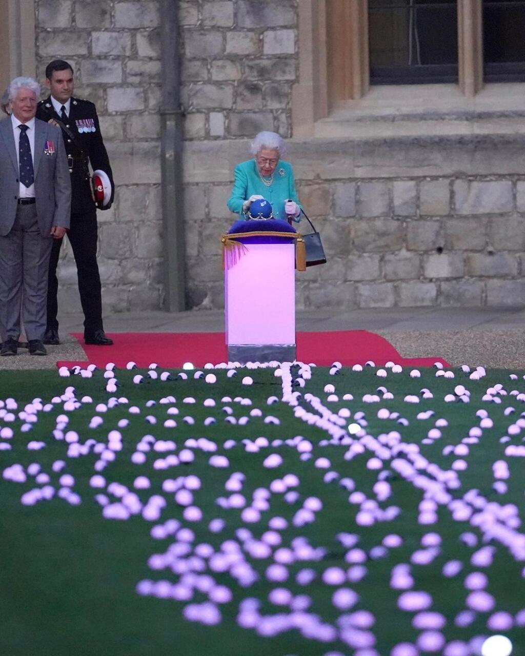 Veľkolepé rozsvietenie svetiel na počesť kráľovnej.
