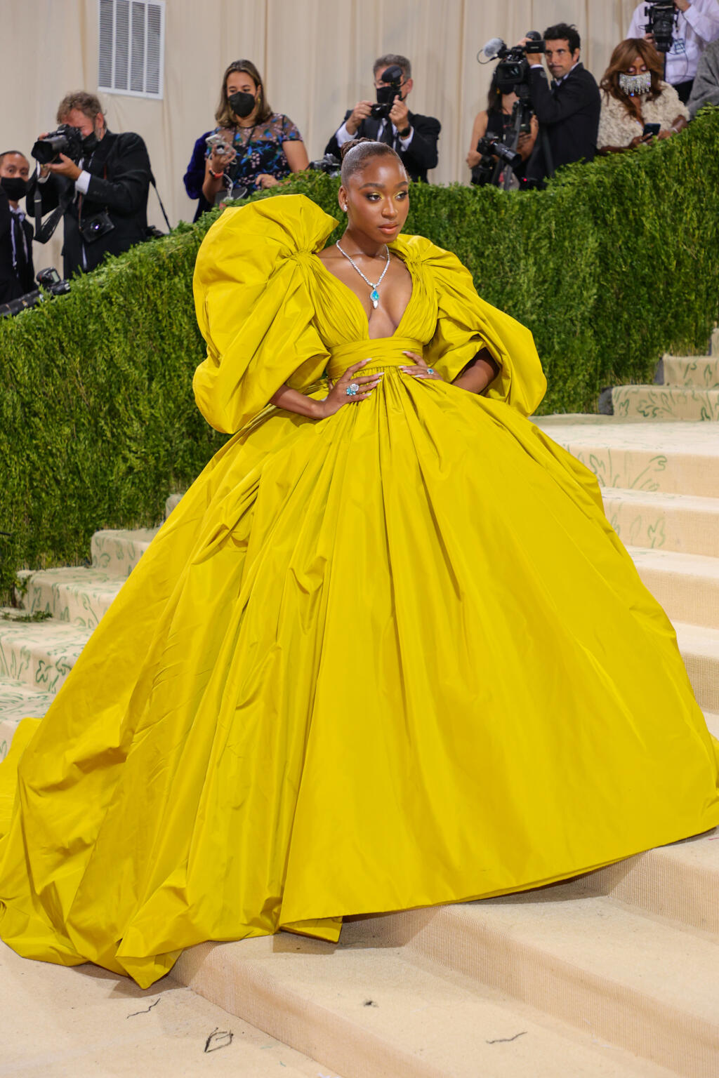 Normani v róbe Valentino.