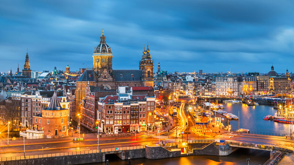 Amsterdam,,Netherlands,Town,Cityscape,Over,The,Old,Centre,District,With