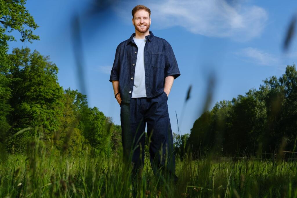 Vilém Šír ako moderátor reality šou Farma.