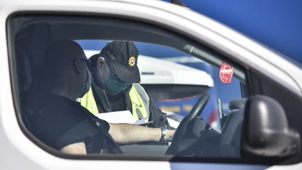 policajná hliadka počas kontroly vodičov