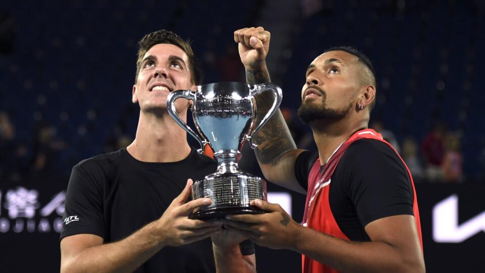 Austrálski tenisti Nick Kyrgios (vpravo) a Thanasi Kokkinakis pózujú s trofejou po víťazstve nad krajanmi Max Purcell, Matthew Ebden vo finále mužskej štvorhry.