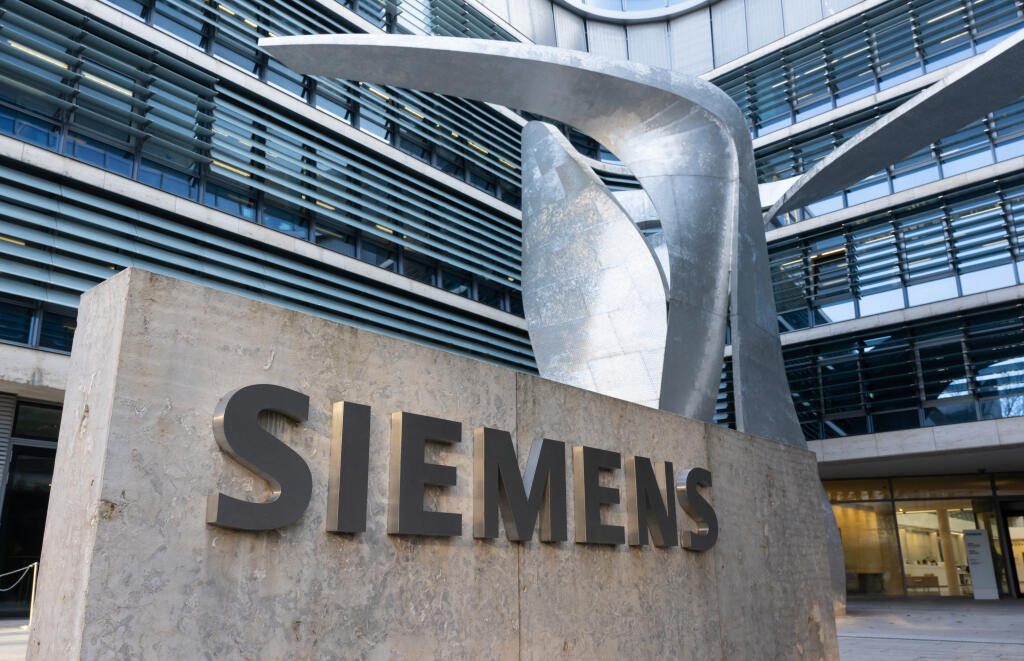 WA 28 archív Mníchov - Na archívnej snímke logo  nemeckého priemyselného giganta Siemens sa nachádza pred sídlom spoločnosti v Mníchove.  Spoločnosť Siemens zaznamenala v 2. štvrťroku svojho finančného roka 2022/2023 výrazný nárast tržieb aj zisku. FOTO TASR/DPA

 ARCHIV - 09.02.2023, Bayern, Mźnchen: Der Schriftzug 